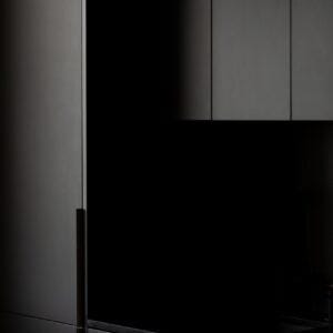 Mēbeļu izgatavošana pēc pasūtījuma – melna iebūvēta TV mēbele